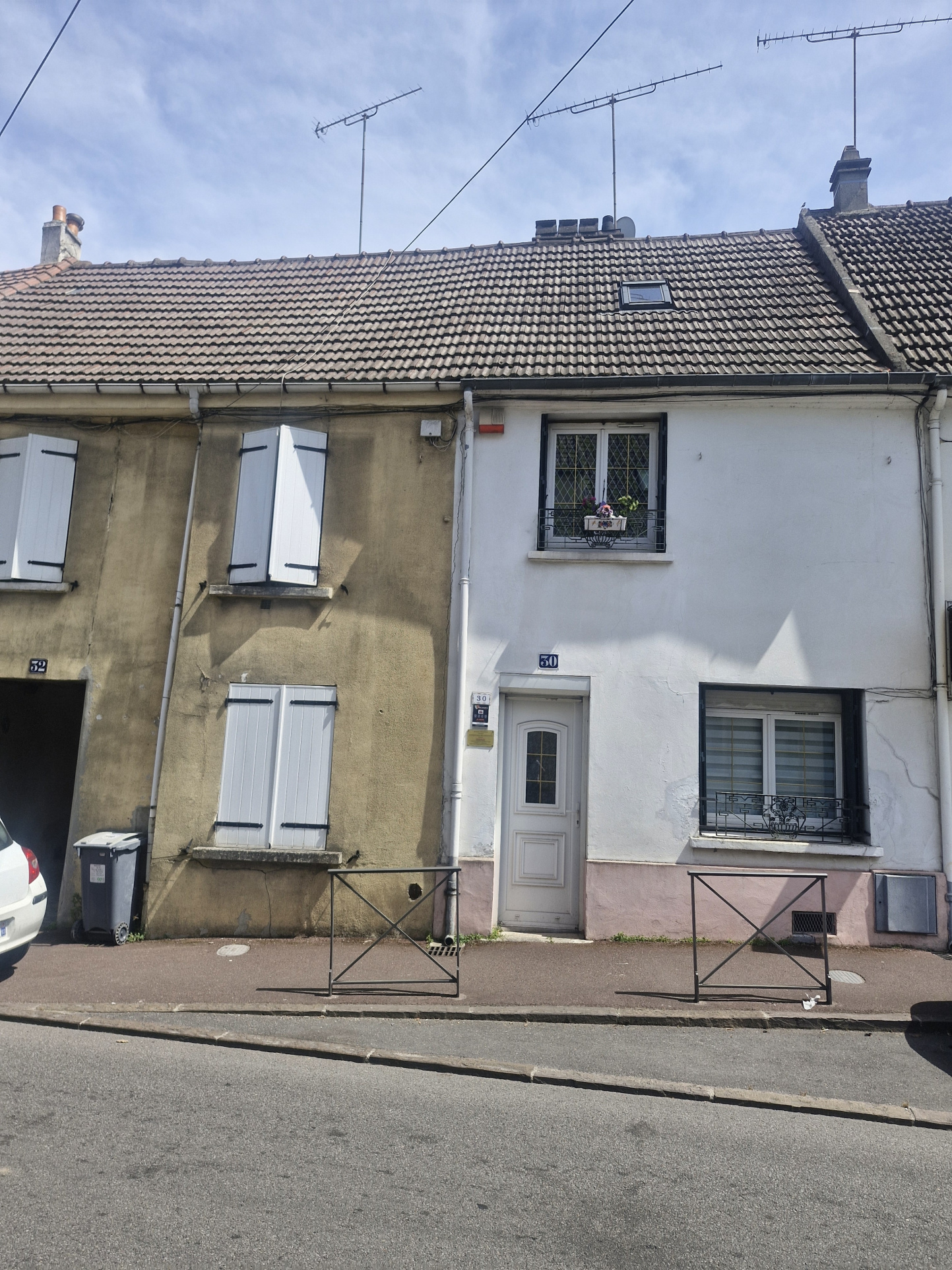 Maison de ville avec grange et jardin et dependance Beau pot
